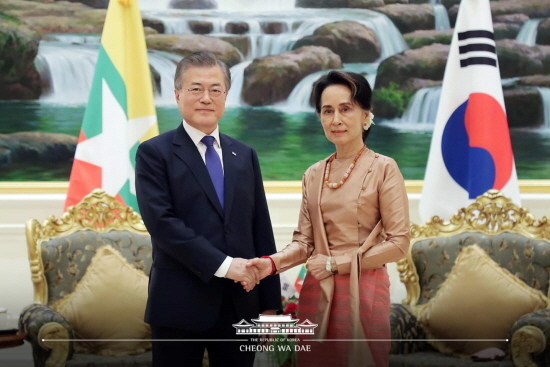 문재인-대통령-수지 여사. 사진=청와대