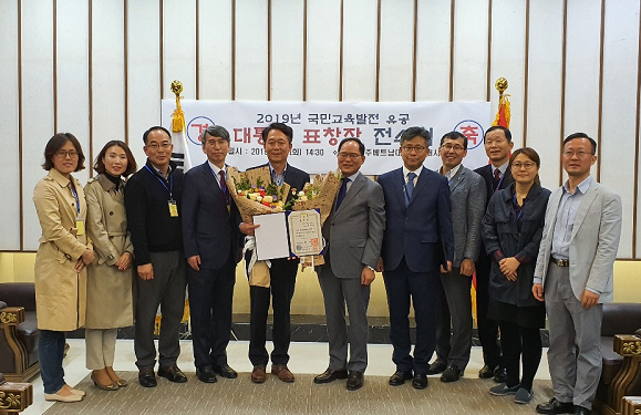 한국학교 교장 및 교직원, 대사관 직원이 10여명이 참석하여 축하하는 자리를 가졌다. 사진=주베트남한국대사관<br>
