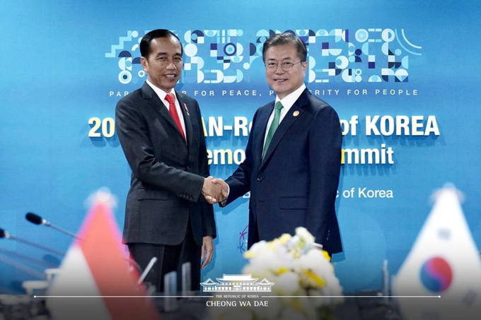 한-아세안 특별정상회의에서 만난 조코 위도도 인도네시아 대통령-문재인 대통령(오른쪽). 사진=청와대