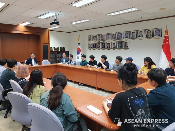 성균관대 학생대표단에게 강연을 한 안영집 주 싱가포르 한국대사. 사진=싱가포르 대사관