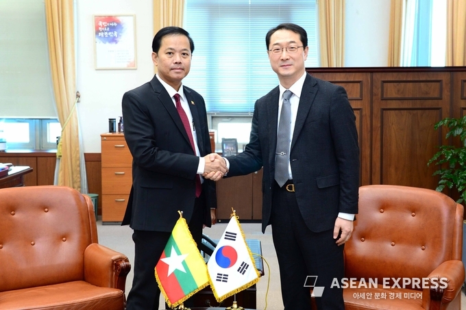김건 외교부 차관보와 소한 미얀마 외교부 사무차관이 악수를 하고 있다 (사진=외교부)