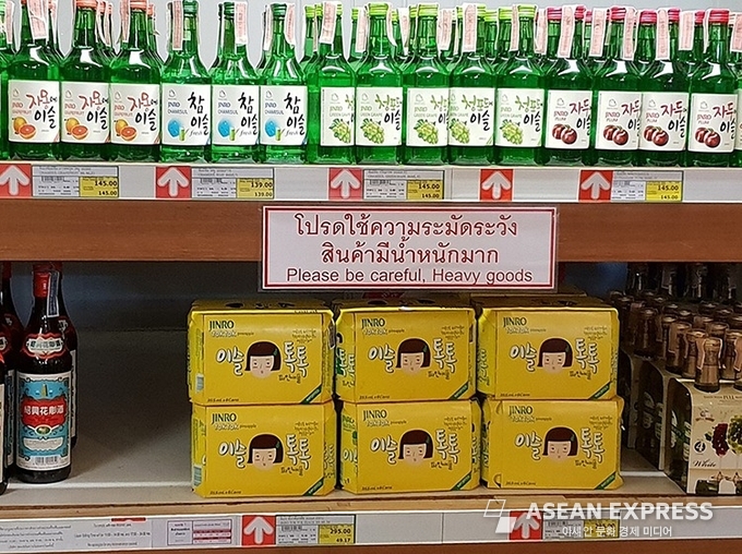 태국 매크로 매장 내 하이트진로 과일소주 음료 진열 모습 (사진=하이트진로)
