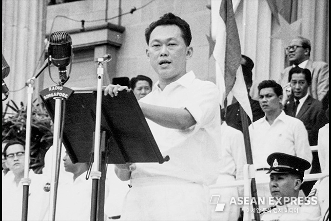 싱가포르의 국부 리콴유가 1965년 말레이시아로부터 독립 직후 국민들에게 연설을 하는 모습. 말레이계와 중국계의 갈등 고조가 싱가포르의 연방 분리로 이어져 오늘에 이르렀다. 출처=Singapore National Heritage Board (roots.sg)