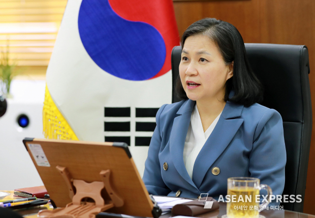 유명희 산업통상자원부 통상교섭본부장이 6일 세종시 정부세종청사 집무실에서 아이르랑가 하르타르노 인도네시아 경제조정부 장관과 화상회의를 하고 있다. (사진=산업부)