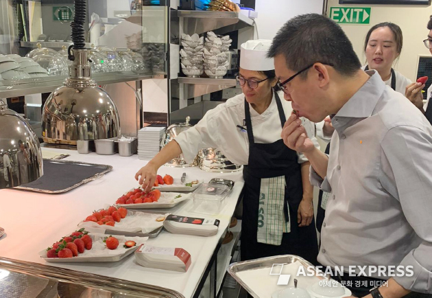 전남산 딸기 시식 중인 모습 (사진=전라남도농업기술원)