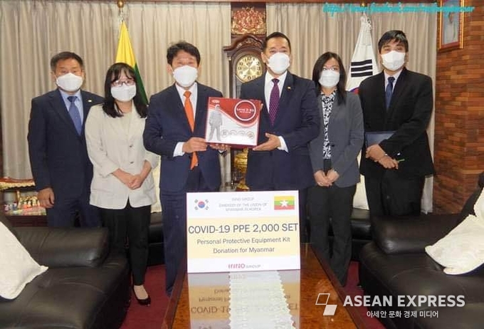이노그룹이 PPE 레벨 D 키트 2000 풀세트 등 기증했다. 사진=주한 미얀마 대사관 페이스북