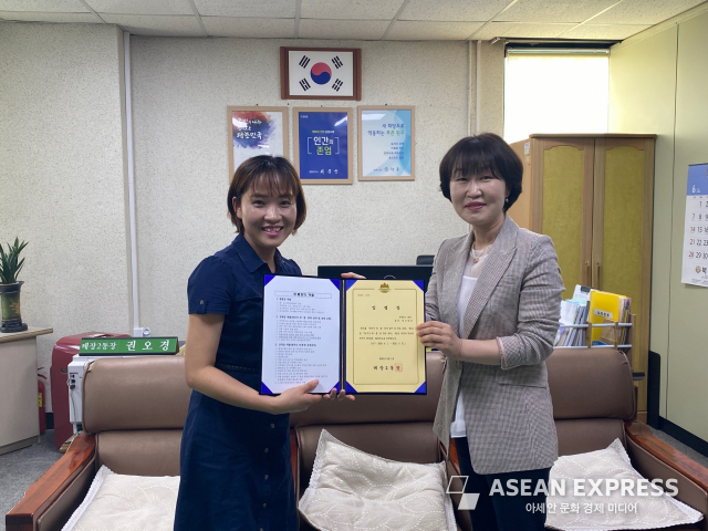 강원 원주시 최초의 베트남 출신 통장이 탄생했다. (왼쪽 레디엠푹 씨) (사진=원주시)