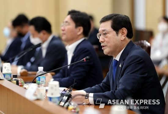 이용섭 광주광역시장이 15일 오후 세종시 산업통사자원부 대회의실에서 산업통상자원부 장관, 중앙부처 차관 등이 참석한 가운데 열린 '상생형 지역일자리 심의위원회'에서 광주형일자리 추진 상황을 설명하고 있다. (사진=광주광역시)