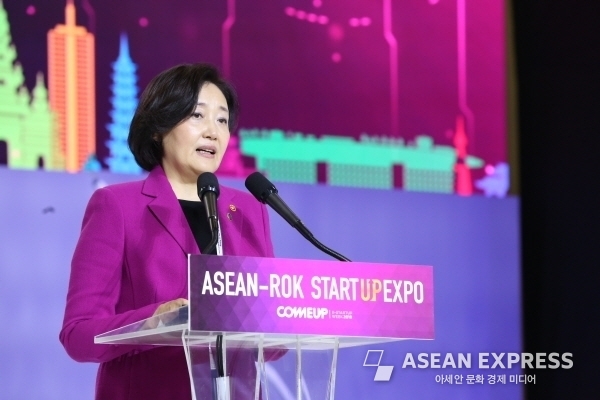 작년 11월 부산 벡스코에서 개최된 '한-아세안 스타트업 엑스포, 컴업'에서 박영선 중소벤처기업부 장관이 인사말을 하고 있다. (사진=중소벤처기업부)