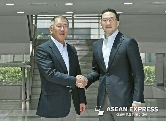 정의선 현대차그룹 수석부회장(왼쪽)와 구광모 LG그룹 회장이 지난 22일 충북 청주시 LG화학 오창공장에서 만나 악수를 나누고 있다. 사진=현대차그룹 제공