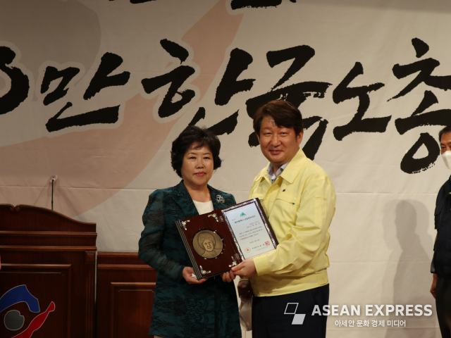대홍코스텍 진덕수 회장(좌), 권영진 대구 시장(우) / 사진=대홍코스텍 제공
