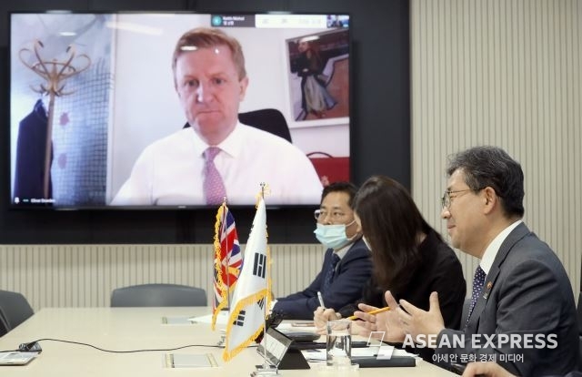지난 6월 영국 디지털문화체육부와 화상회의를 하고 있는 모습 (사진=문화체육관광부)