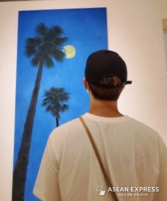 금호미술관 이보희 전시전 'Towards' 전시를 관람하는 RM (사진=RM 트위터 캡쳐)