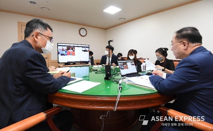 홍남기 부총리 겸 기획재정부 장관이 18일 오전 서울 광화문 정부서울청사에서 화상으로 열린 '제20차 한.중.일 재무장관 중앙은행총재회의'를 의장으로서 주재, 모두발언을 하고 있다. (사진=기획재정부)