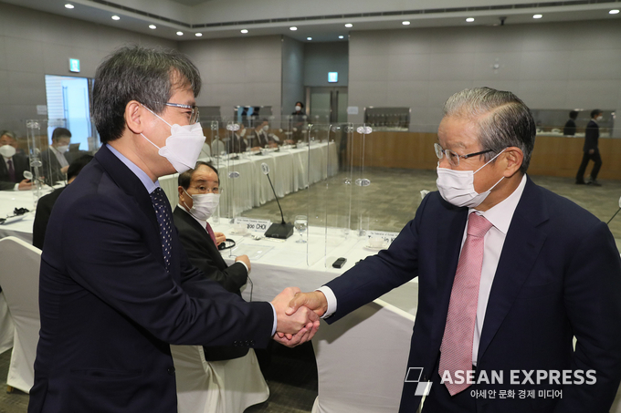 권태신 전경련 부회장(왼쪽)이 23일 전경련회관 컨퍼런스센터에서 열린 '주한베트남 대사 초청 기업인 조찬간담회'에 참석해 응우옌 부 뚱 주한베트남 대사와 악수하고 있다. (사진=전경련홈페이지)