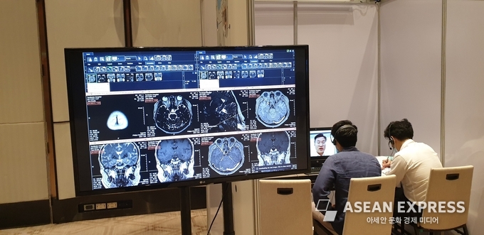 행사에 참가한 태국 측 바이어가 코트라 방콕무역관 측의 태국어 순차통역 요원과 함께 한국의 테크하임(주) 본사 측과 의료영상 저장 전송장치 관련한 온라인 화상상담을 진행하고 있는 모습./사진=(방콕) 전창관 기자