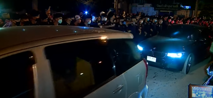 경찰병력이 인의장벽을 쌓아 시위 군중들을 분리시킨 도로를 통해 국회의사당을 빠져나오는 의원들이 탄 차량 행렬 모습. 시위 군중들이 반독재 저항의 상징인 세 손가락을 펴들고 지나가는 의원들의 차량행렬에 야유를 퍼붓고 있다./사진=VOICE TV 화면 캡처 