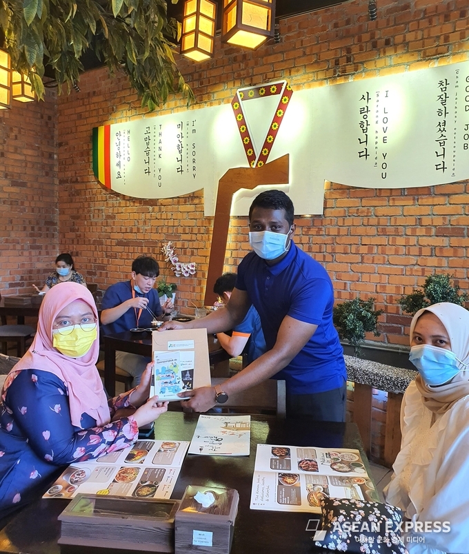  말레시아 현지식당에서 경북관광을 홍보하고 있다 (사진=경상북도문화관광공사)