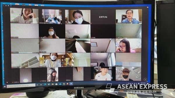 김창범 전 인도네시아 대사는 특강 이후 86명 학생들과 질의 응답시간을 가졌다. . 사진=부산외대