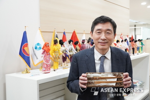 이혁 한-아세안센터 사무총장이 사회적경제기업을 돕기 위한 '핸드 인 핸드' 캠페인에 참여하고 있다. 사진=서울 한-아세안센터