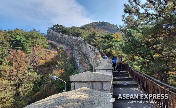 서울 부암동 자하문(창의문)에서 시작하는 북악산 한양도성길 계단. 성곽 너머 등산로 등이 개방된다.. 사진=박명기