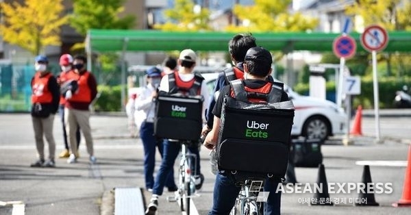 우버 잇츠 재팬 음식 배달원 사진=우버 잇츠 재팬 트위터