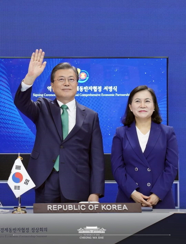 문재인 대통령과 유명희 통상교섭본부장(오른쪽). 사진=청와대