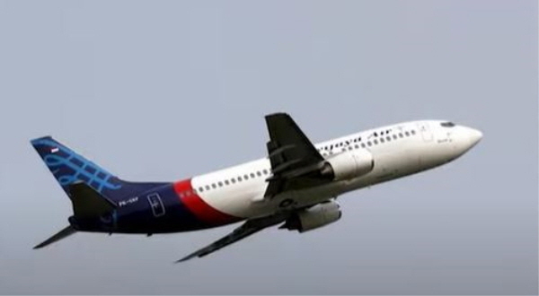기종은 보잉 B737-500으로 62명이 탑승했고 한국인은 없는 것으로 확인되었다. 사진=콤파스 TV 동영상 캡처