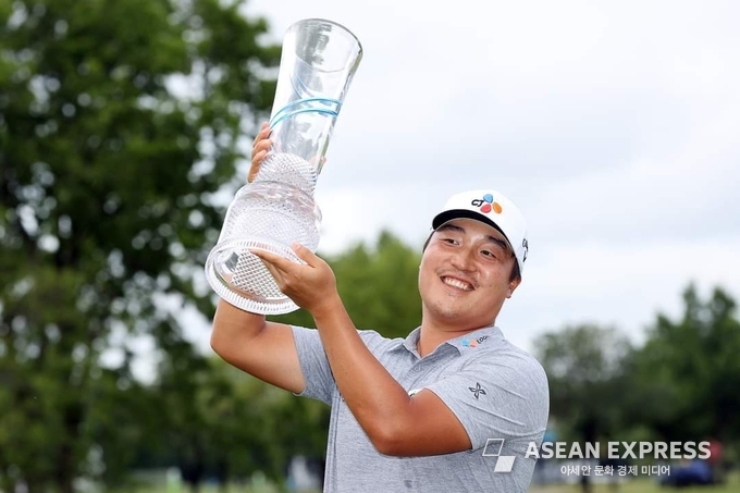 PGA 첫 우승컵을 들고 기뻐하는 이경훈. 사진=PGA 페이스북