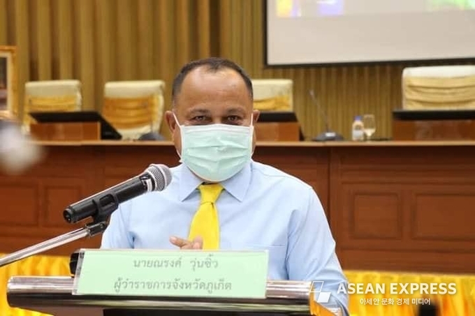 푸껫 샌드박스 시행경과에 대해 설명하는 나롱 운시우 푸껫 주지사 / 사진=푸껫 주 페이스북