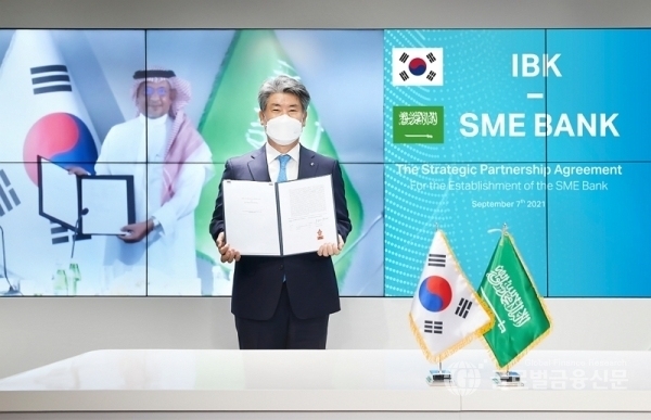 윤종원 기업은행장(오른쪽)과 무함마드 알 투와이즈리 사우디 SME Bank 이사회의장(왼쪽) / 사진=IBK기업은행 제공