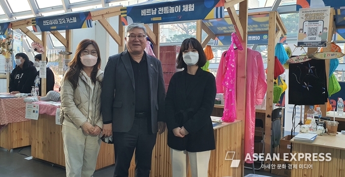 배양수 부산외대 베트남학과 교수가 메콩 국가 소개전에서 관련 학과 학생들과 체험행사를 지원했다. 사진=박명기