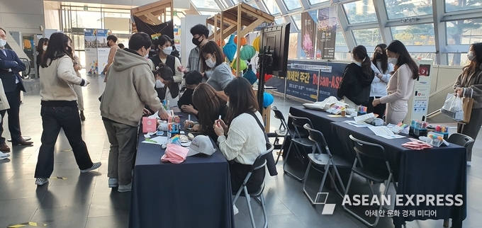 부산외대 아세안 관련 학과 학생들이 체험행사를 지원했다. 사진=박명기