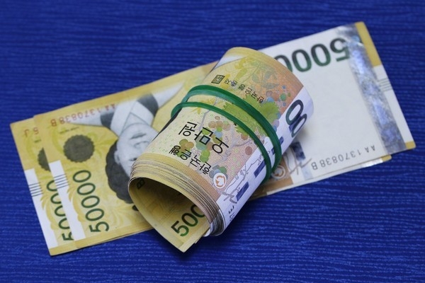 중기부가 중신용 소상공인과 저신용 소상공인 중 방역지원금 혹은 손실보전금을 받은 사업자 대상 추가 1천만 원의 대출을 공급한다. / 사진=픽사베이