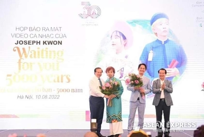 요셉이 따꽝동 문화관광체육부차관, 하반 시우(Hà Van Sieu) 관광청 부청장에게 감사의 꽃다발을 증정했다. 사진=PNJ엔터테인먼트