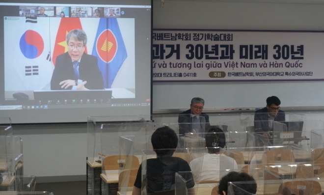 베트남학회 30주년 학술대회에 축사하는 응웬부뚱 주한 베트남 대사. 사진=부산외대
