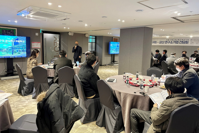 금오공과대학교 강소특구육성사업단이 구미·군산 강소특구 내 연구소기업 관계자들과 간담회를 하고 있다. / 사진=금오공대 제공