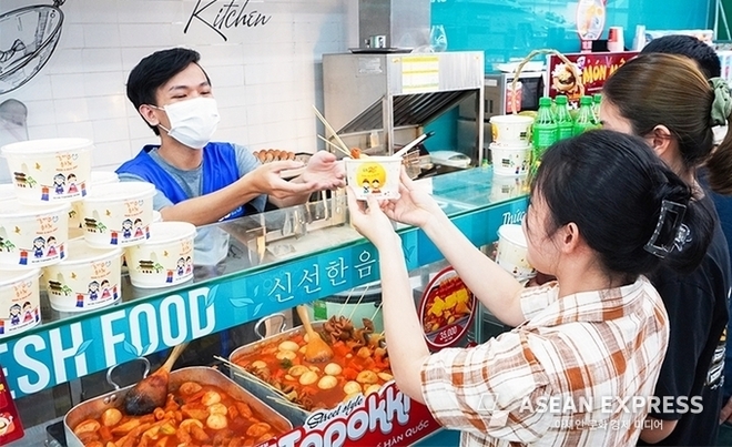 베트남 K먹거리 붐을 선도한 GS25 편의점와 함께 함께한 떡볶이 데이 행사. 사진=농림축산식품부
