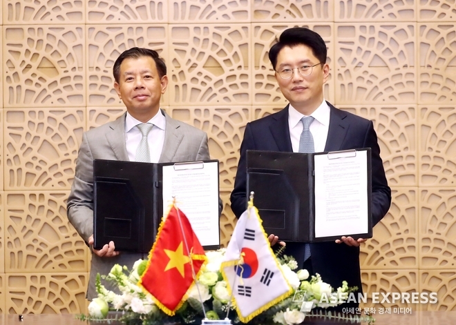 카오모빌리티 류긍선 대표(오른쪽)과 빈그룹 응우옌 비엣 꽝 CEO가 협약식 체결 기념사진을 촬영하고 있다. 사진=카카오모빌리티