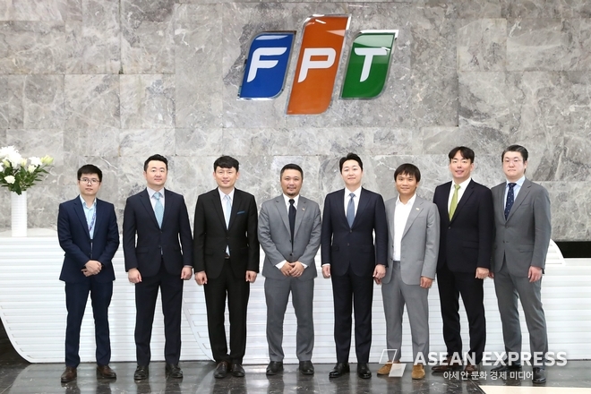 카카오모빌리티 이창민 부사장(오른쪽에서 네번째 ), FPT 소프트웨어 응우옌 카이호안ㅍ COO겸 CFO(왼쪽에서 네번째)가 양사 관계자들과 기념사진을 촬영하고 있다.. 사진=카카오모빌리티