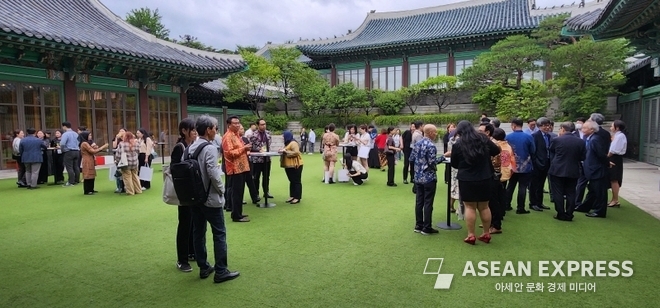 포럼을 마치고 가든에서 음료파티가 이뤄졌다. 사진=박명기