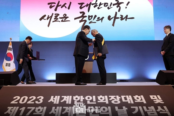 윤석열 대통령이 배효준 일본 브릿지아시아파운데이션 이사장에게 국민훈장 무궁화장을 수상했다. 사진=대통령실 페이스북