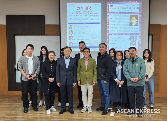 김홍구 총장의 강연을 마치고 기념 촬영을 했다. 앞줄 왼쪽 네번째는 김영선 전 인도네시아 대사. 사진=박명기