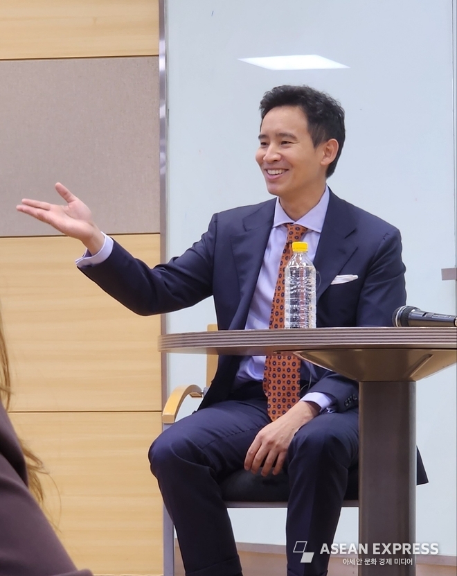 자연스럽고 부드러운 제스추어로 청중들의 혼을 빨아들였다. 사진=박명기