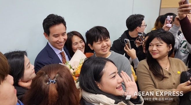 강연 후 팬들과 일일이 사진과 사인을 해주는 피타 대표. 사진=박명기
