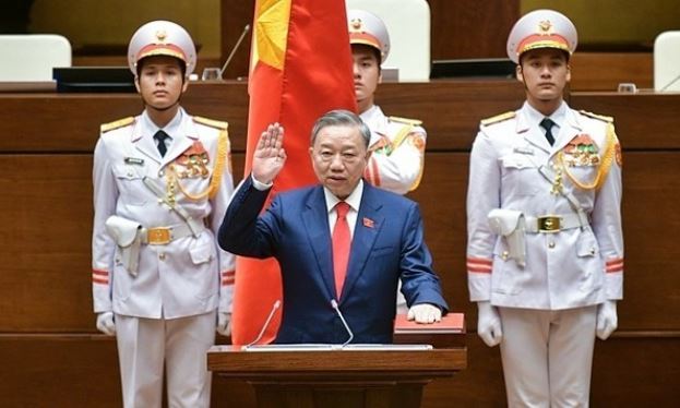 총서기장에 이어 권력서열 2위인 또 럼 신임 베트남 국가주석이 22일 이 취임선서를 하고 있다. 사진=베트남정부