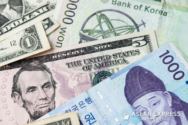 달러 예금 잔액이 5월 중에만 2조 원이 넘게 줄어들었다.