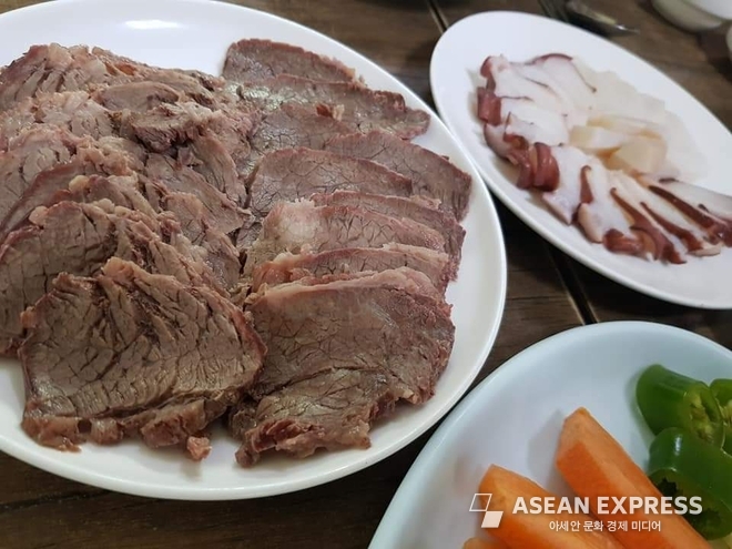 문어와 수육. 사진=박명기