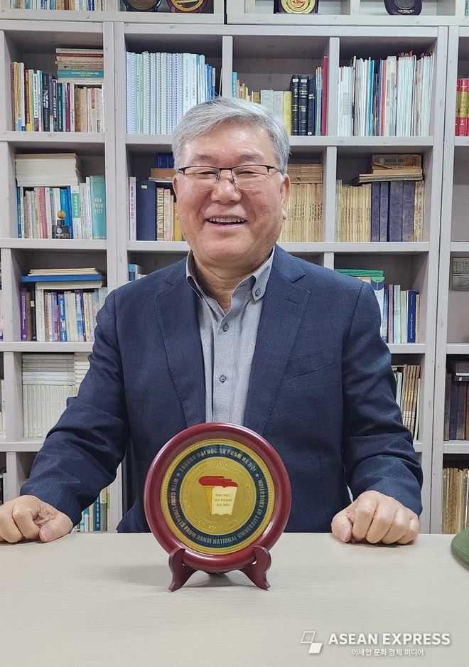 부산외국어대학교 베트남어과에서 30년 봉직하고 다음날 정년퇴직을 하는 배양수 교수. 앞의 기념패는 하노이사범대학교. 사진=박명기