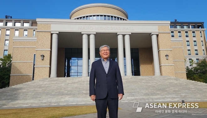 30년간 교직의 몸을 담은 부산외대 캠퍼스에서 "행복했다"고 말하는 배양수 교수. 사진=박명기